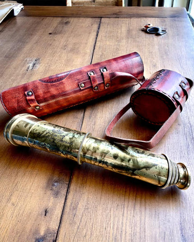 Královský dalekohled „Voyager 1818” – Exkluzivní, mosazný, 83 cm, ručně vyrobený, pouzdro z přírodní kůže – Sběratelská edice, personalizace gravírováním jako dárek