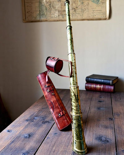 Královský dalekohled „Voyager 1818” – Exkluzivní, mosazný, 83 cm, ručně vyrobený, pouzdro z přírodní kůže – Sběratelská edice, personalizace gravírováním jako dárek