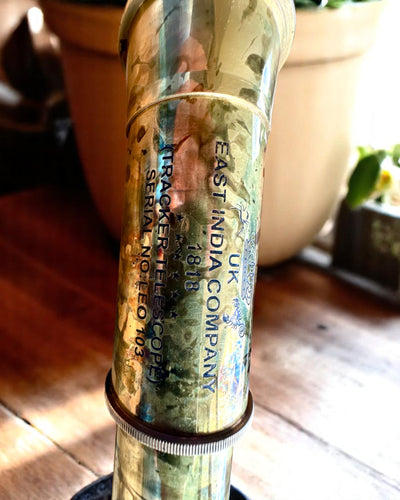 Královský dalekohled „Voyager 1818” – Exkluzivní, mosazný, 83 cm, ručně vyrobený, pouzdro z přírodní kůže – Sběratelská edice, personalizace gravírováním jako dárek