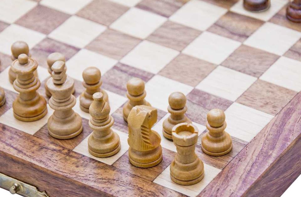 Dřevěné magnetické šachy - strategická hra - G201Z