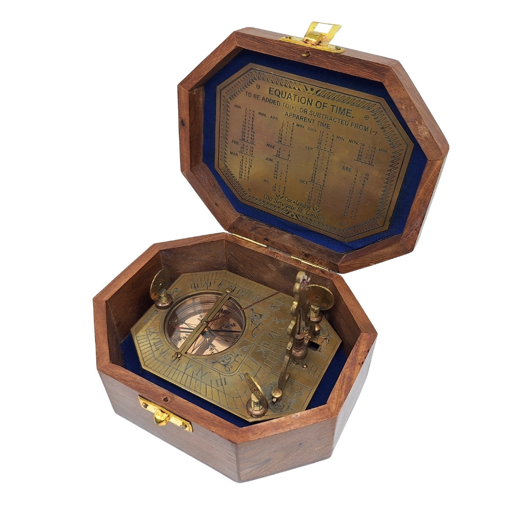 Elegancki Mosiężny Kompas z Zegarem Słonecznym w Drewnianym Pudełku - Idealny Prezent dla Podróżników, Retro Styl, Wymiary: 11.5 x 8.8 x 9.0 cm, Materiał: Mosiądz i Drewno