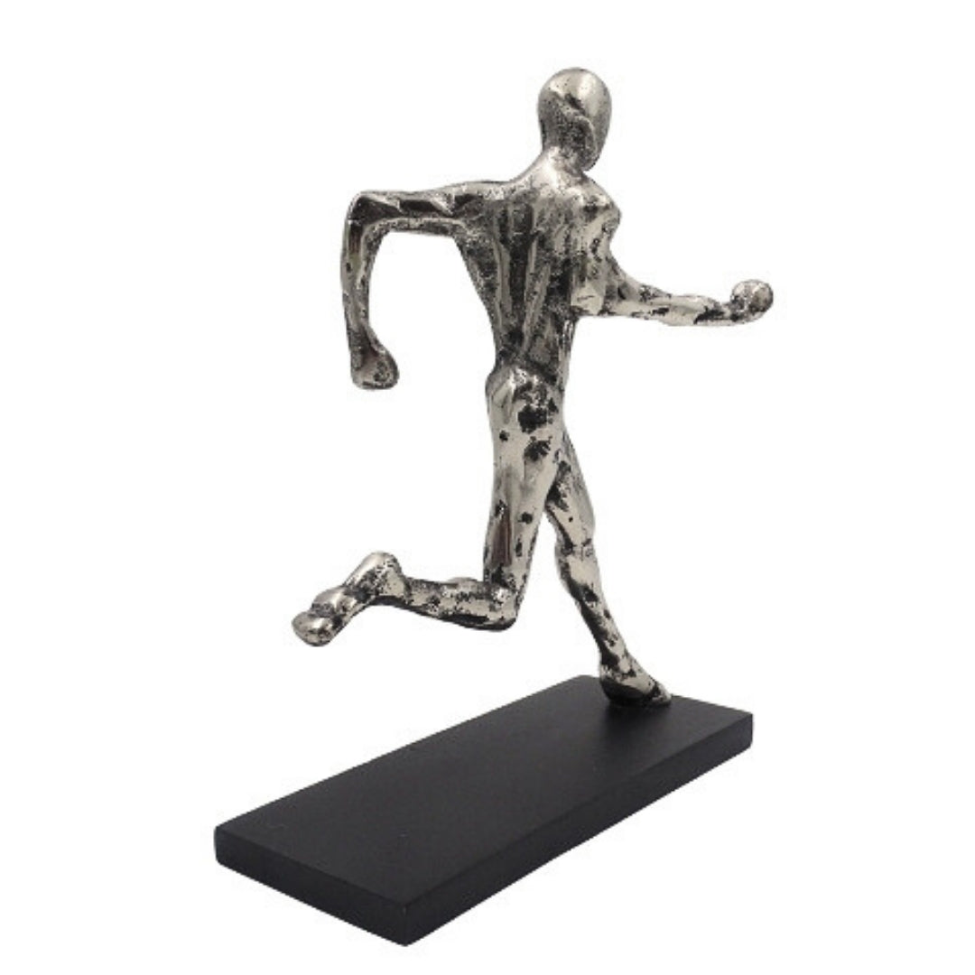 Soška běžce, kovová figurka s gravírováním