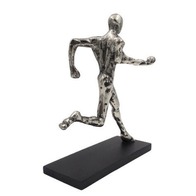 Soška běžce, kovová figurka s gravírováním