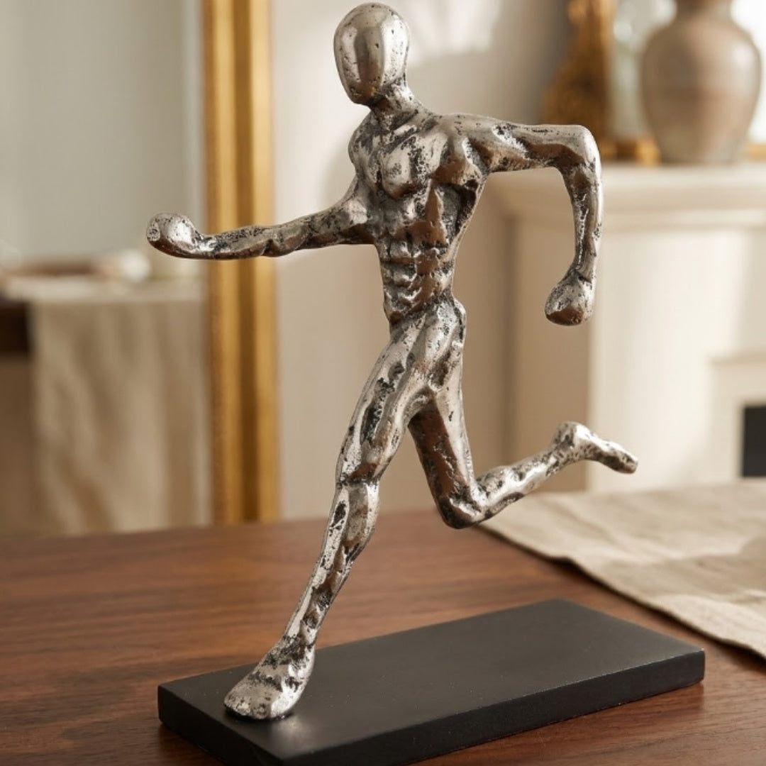 Soška běžce, kovová figurka s gravírováním