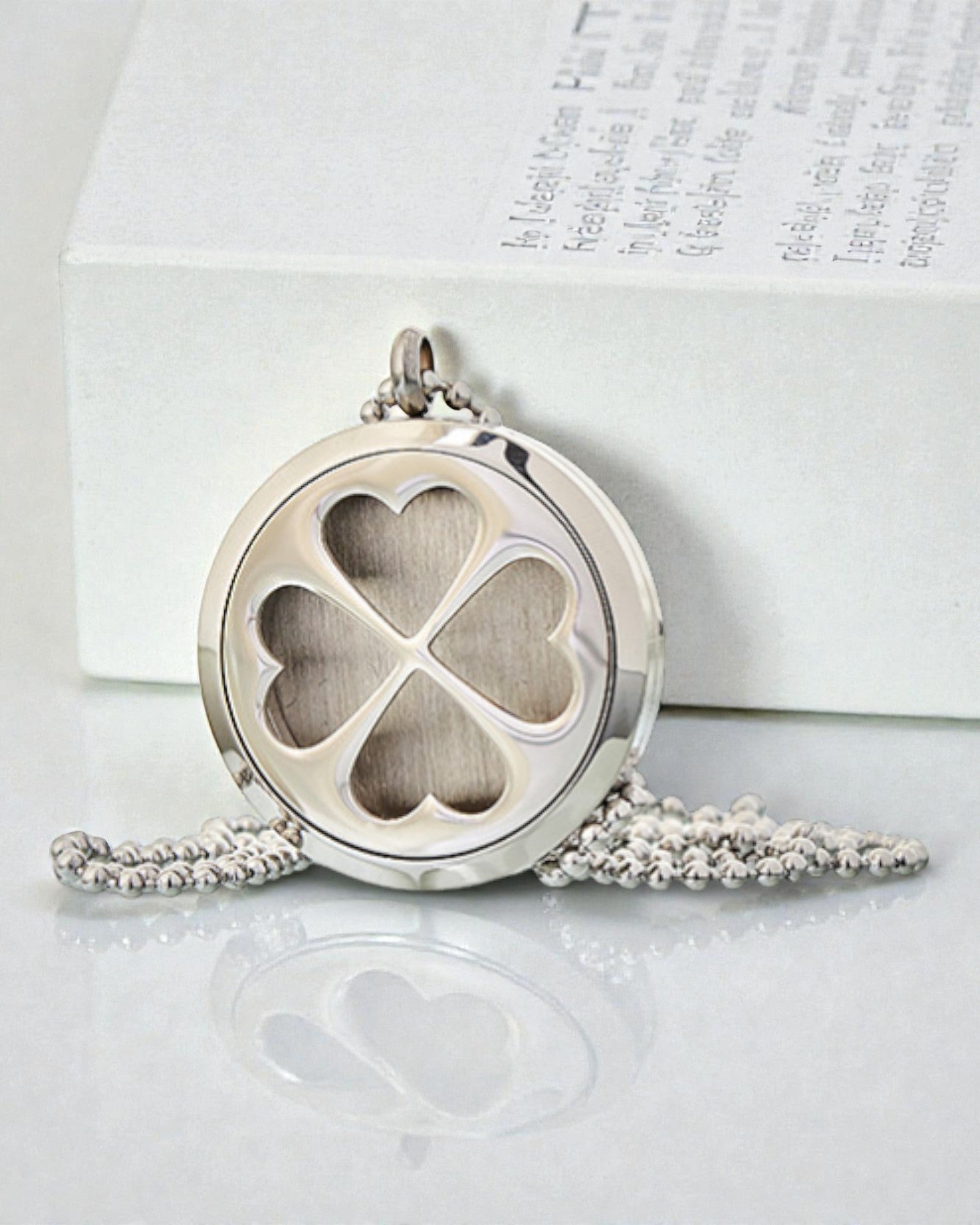 AromaClover – aromaterapeutický náhrdelník s medailonem čtyřlístku 30 mm