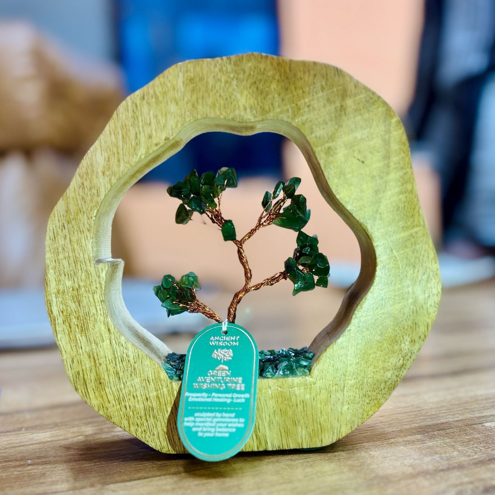 Dřevěná zahrada ze zeleného avanturínu v obruči z manga dřeva – ruční práce se 60 čipovými kameny – ideální jako dárek – rozměry 17,5x17x4 cm, hmotnost 350 g