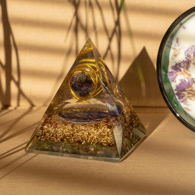 Střední orgonitová pyramida s ametystem a mědí 7x6 cm