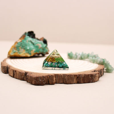 Malá orgonitová pyramida 25 mm se zelenými drahými kameny a mědí