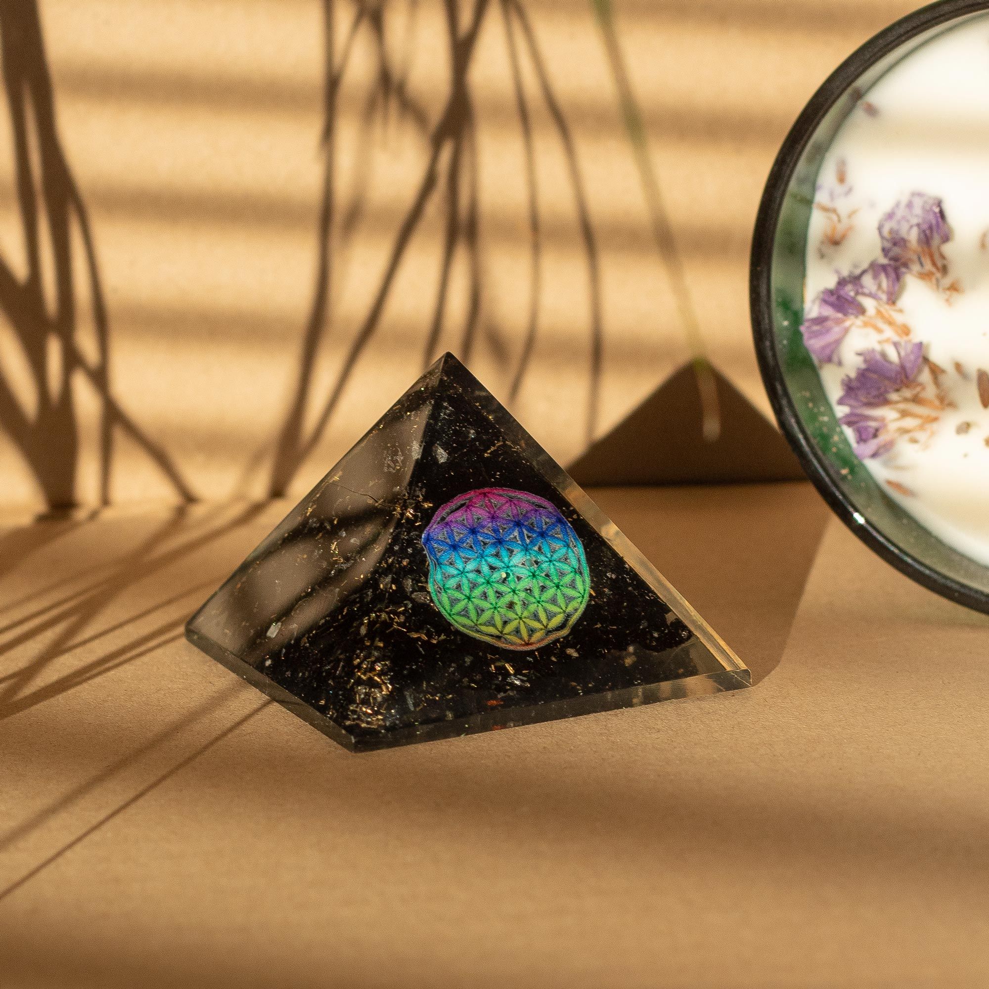 Piramida Orgone z Czarnego Tourmalinu 5.5x4.5cm z Kwiatem Życia