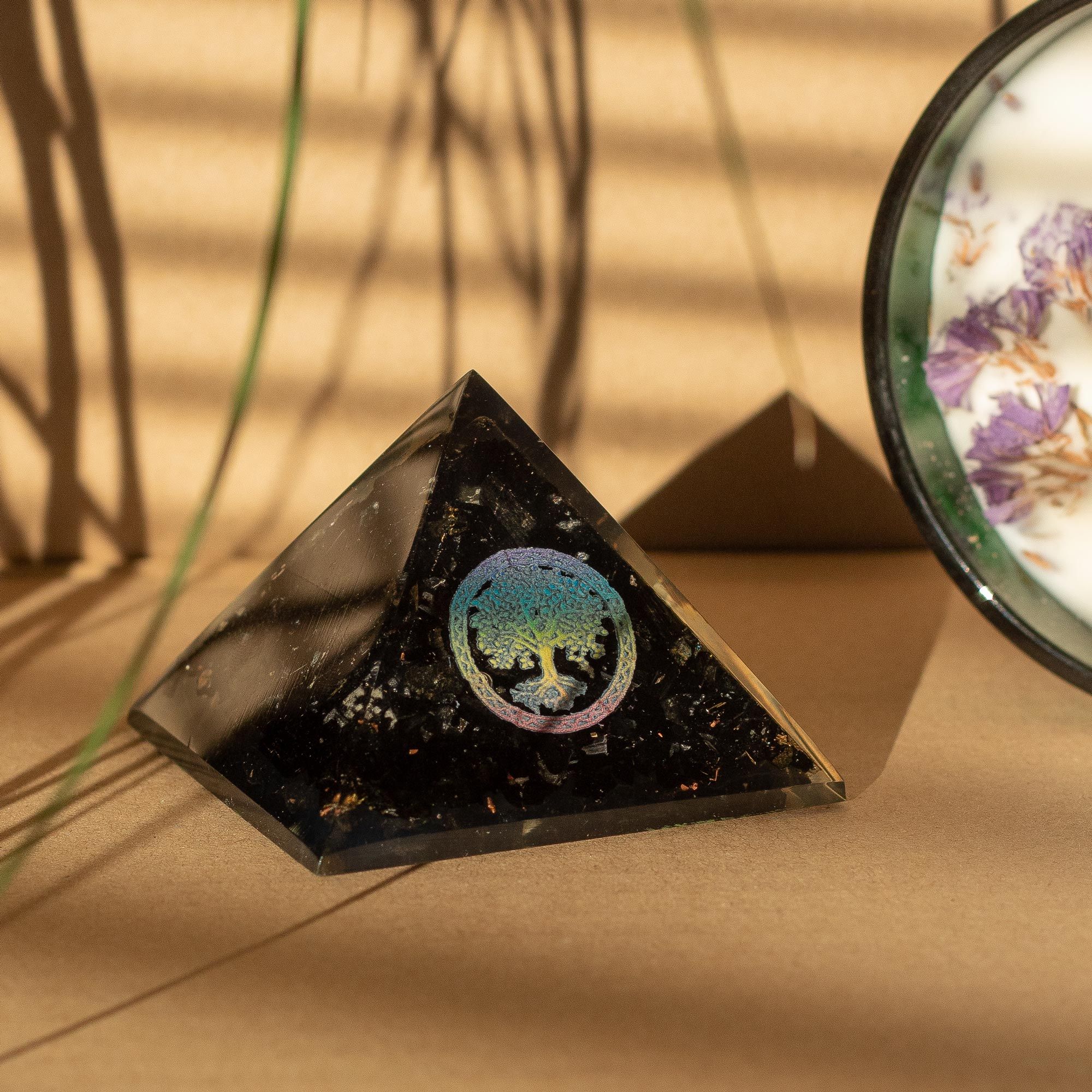 Elegantní orgonitová pyramida z černého turmalínu se symbolem stromu života - 5,5x4,5 cm
