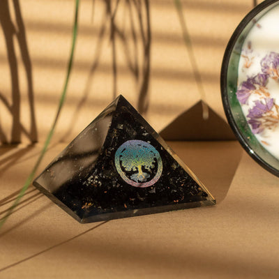 Elegantní orgonitová pyramida z černého turmalínu se symbolem stromu života - 5,5x4,5 cm