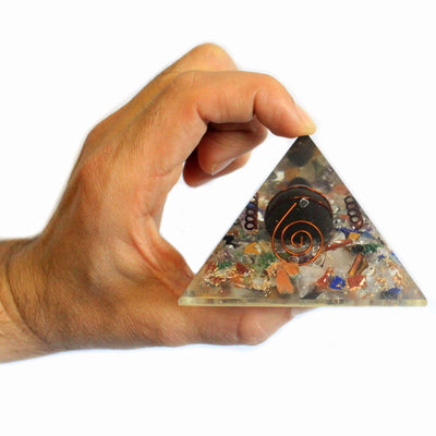 Střední orgonitová pyramida 60 mm s drahokamovými čipy, mědí a želvou