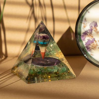 Střední orgonitová pyramida s kyvadlem a zelenými čipy aventurínu 7x6 cm