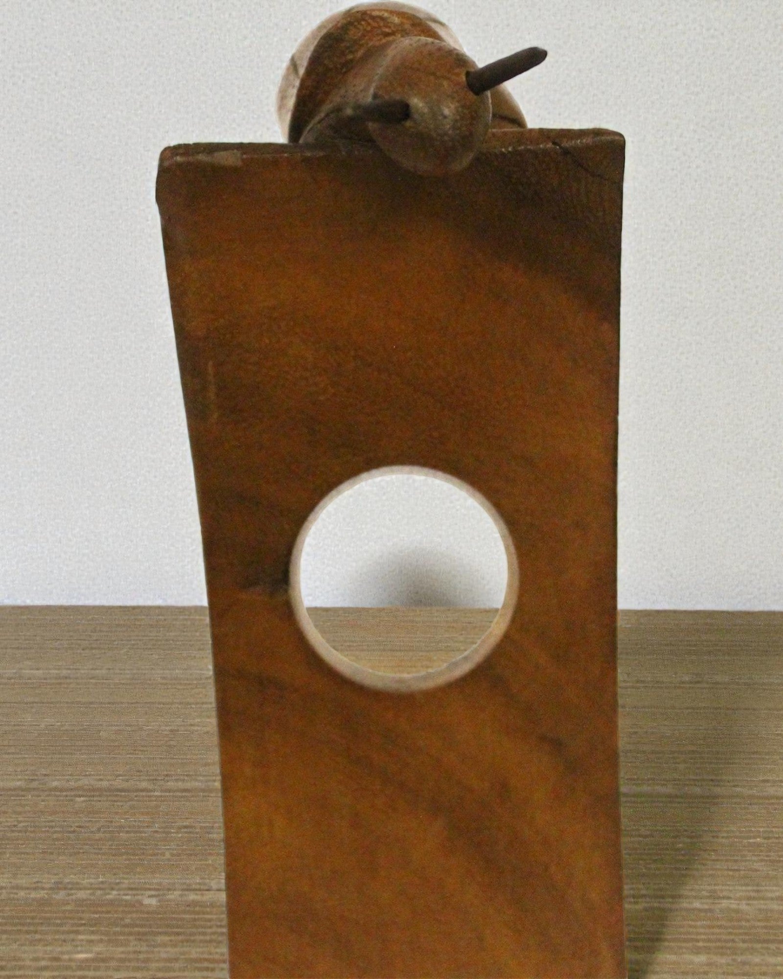 Ślimak Sommeliera – Ręcznie Rzeźbiony Balansujący Uchwyt na Butelkę Wina z Drewna Suar
