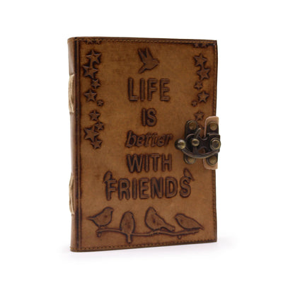 Notatnik Przyjaźni - Skórzany Journal z Motywem Ptaków - Jasno-Tanowy - 7x5" - Idealny na Prezent dla Bliskich z Tłoczonym Przesłaniem "Life is Better with Friends" - 100 Pustych Stron, Vintage'owy Zamek, Kompaktowy Rozmiar