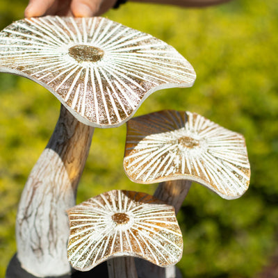 Artystyczna Figura Grzyba Złotego 25 cm w Białym Wykończeniu z Złotymi Detalami - Unikalny Prezent z Drewna Albasia do Wnętrz w Stylu Boho i Naturalnym