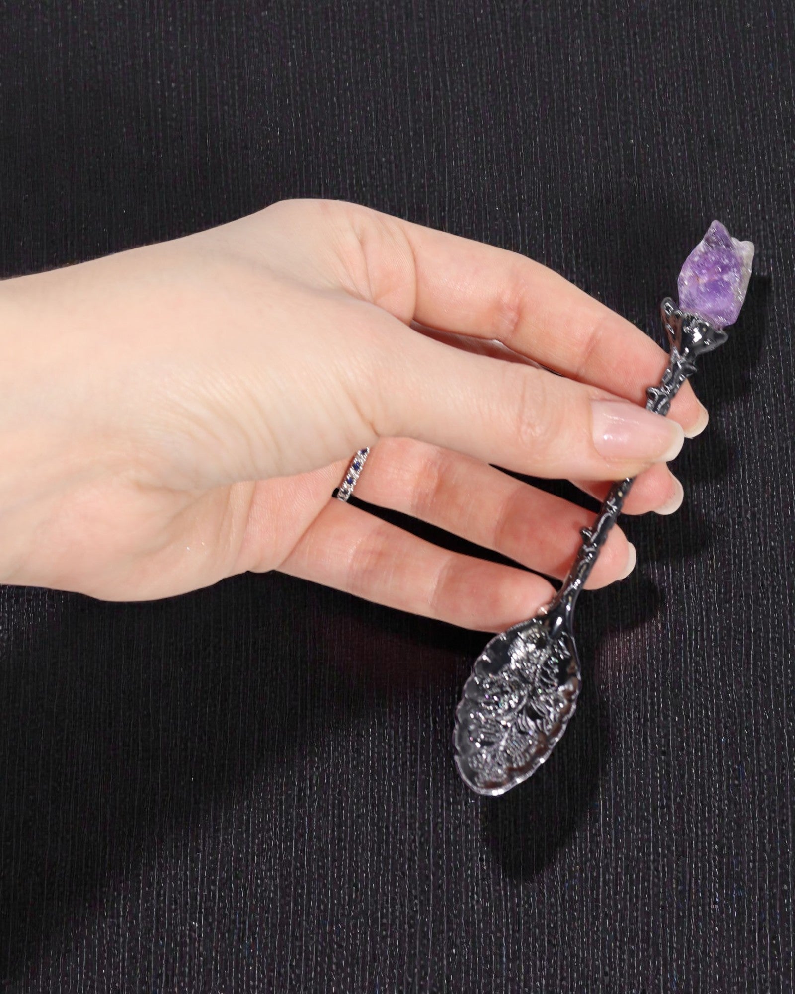 Arcana Noctis – Zestaw 7 Ciemnoszarych Łyżeczek Wiedźmy z Naturalnymi Kamieniami