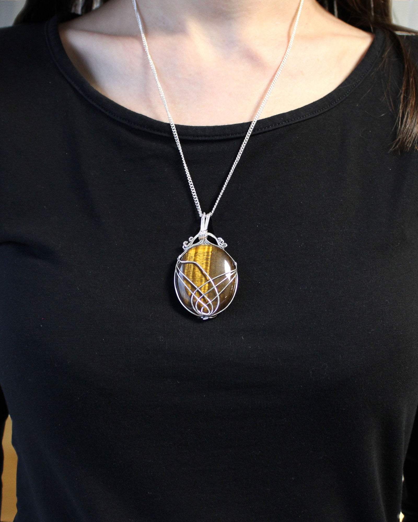 Závitek síly – ručně opletený náhrdelník s tygřím okem