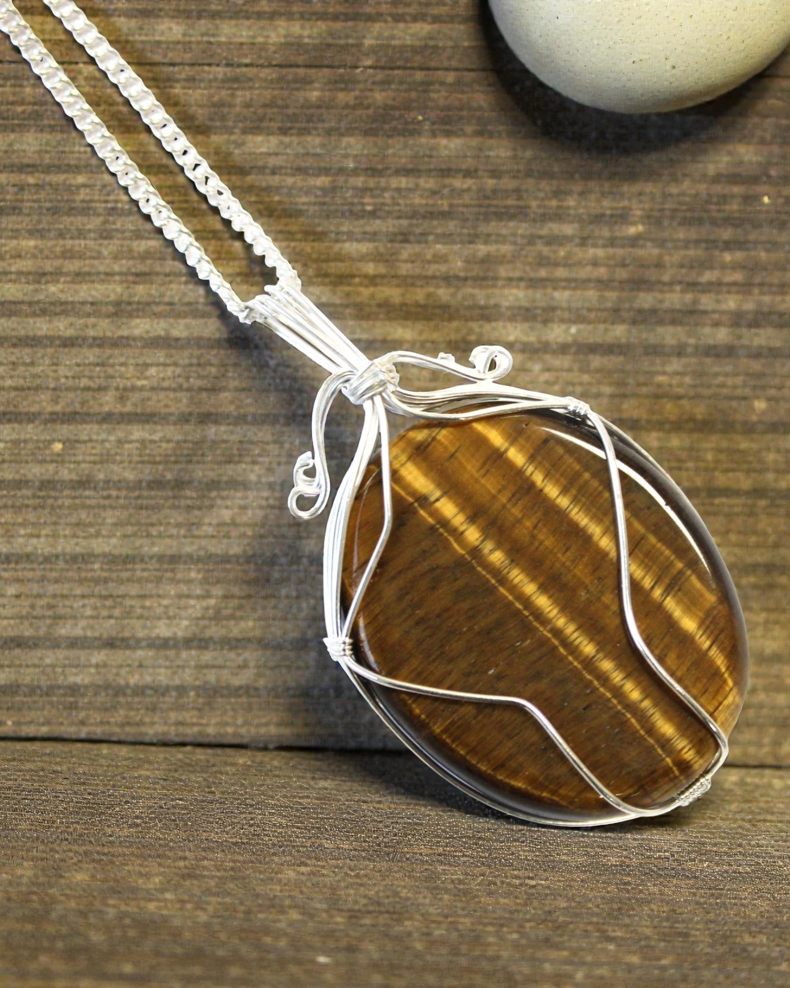 Závitek síly – ručně opletený náhrdelník s tygřím okem