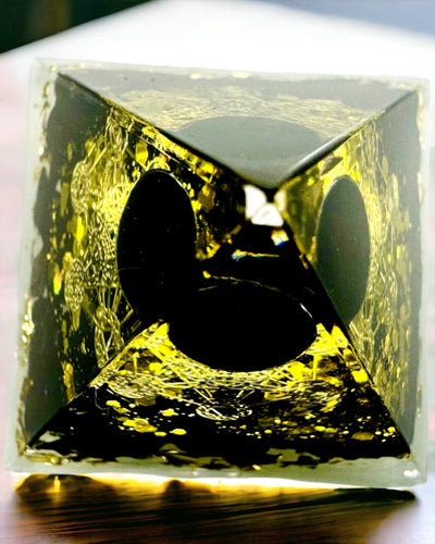 Křišťálová pyramida z ametystu - Přináší pozitivní energii a podporuje meditaci. Barva zlatá - černá