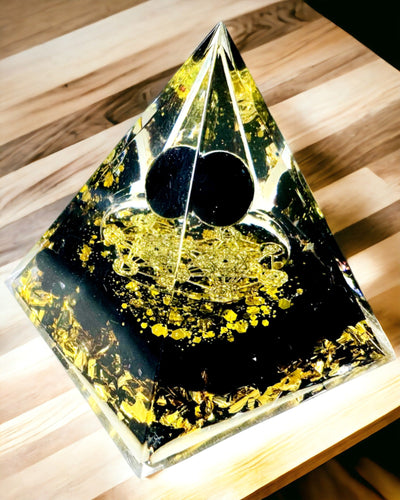 Křišťálová pyramida z ametystu - Přináší pozitivní energii a podporuje meditaci. Barva zlatá - černá