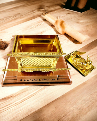 Majestátní Miniatura Archy Smlouvy ve Zlatém Rámu 11,2 x 5,8 x 7,3 cm - Exkluzivní archa, Dekorace ve Zlatém Vydání