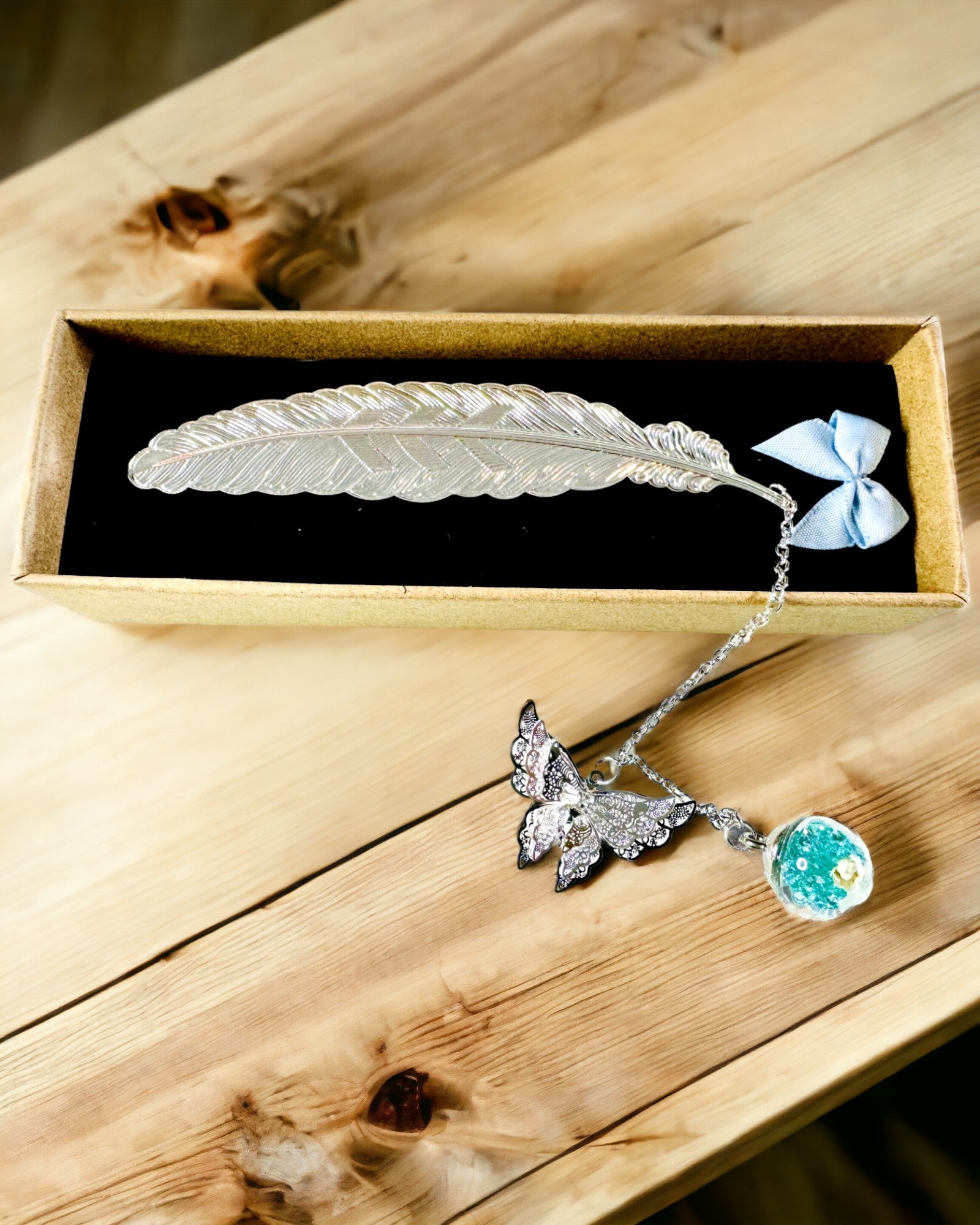 Kreativní záložka do knihy ve stylu retro s motivem pera a motýla – elegantní propagační dárek, barva stříbrná/modrá