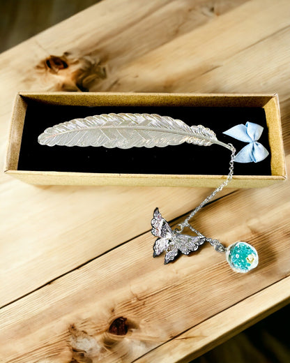 Kreativní záložka do knihy ve stylu retro s motivem pera a motýla – elegantní propagační dárek, barva stříbrná/modrá