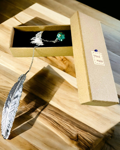 Kreativní záložka do knihy ve stylu retro s motivem pera a motýla – elegantní propagační dárek, barva stříbrná/modrá