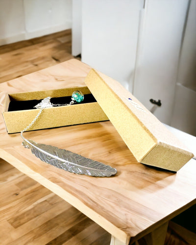 Kreativní záložka do knihy ve stylu retro s motivem pera a motýla – elegantní propagační dárek, barva stříbrná/modrá