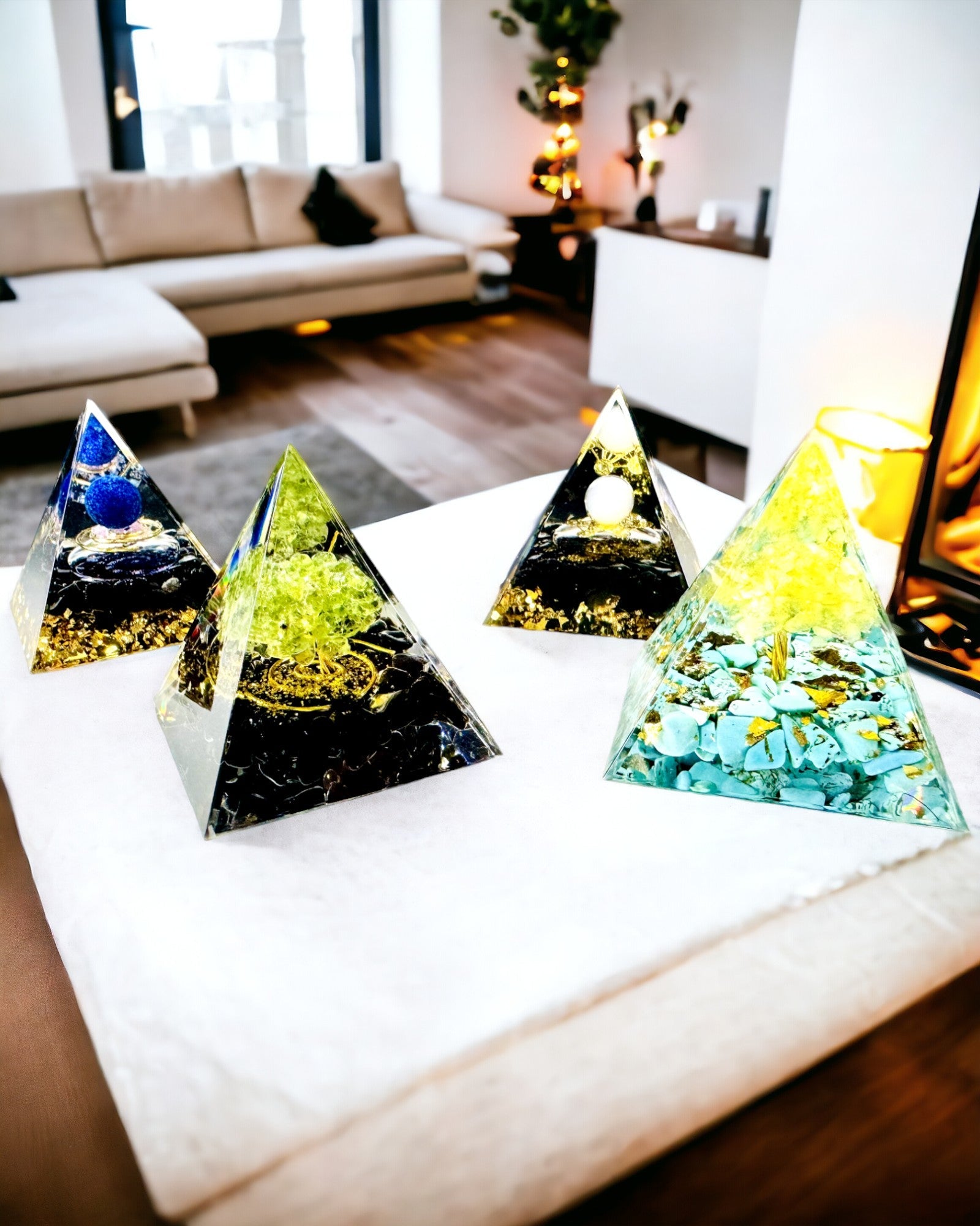 Orgonitová energetická pyramida s krystaly pro meditaci – vyzařuje pozitivní energii a bohatství