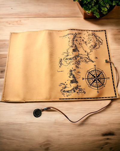 Retro světle hnědý - matný, kožený penál ve stylu cestovatele s mapou světa – praktický a prostorný. Personalizace gravírováním.