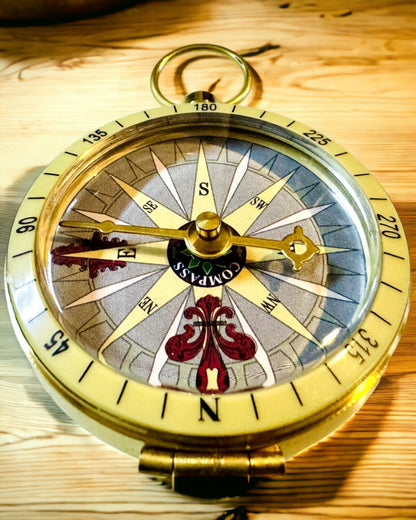 Retro stylový navigační kompas – Přenosný a přesný nástroj pro určení směru pro cestovatele a objevitele. Gravírování, personalizace.