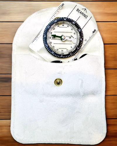 Turistický kompas "Průvodce Dobrodruha" - Průhledný, Mini Akrylový s Visícím Lanem a Měřítkem Mapy, s Gravírováním