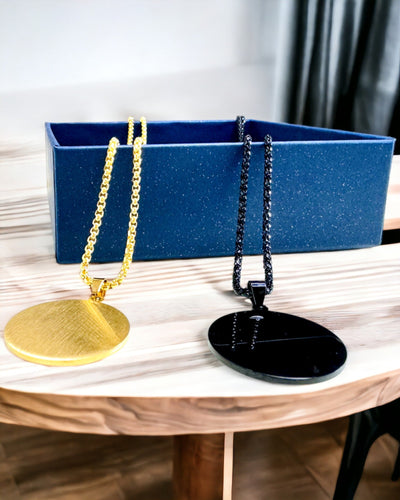 Přívěsek "Urban Elegance" – Kulatá Medaile z Nerezové Oceli ve Dvou Barvách s Možností Personalizace