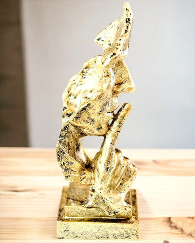 Reflexní muž – Abstraktní socha v moderním stylu