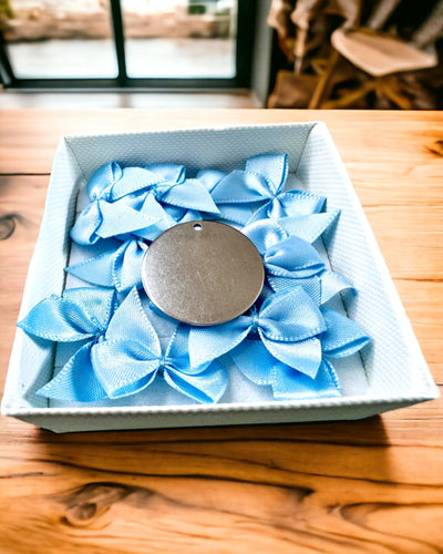 Kulatý přívěsek z nerezové oceli jako dárek s možností personalizace, gravírování