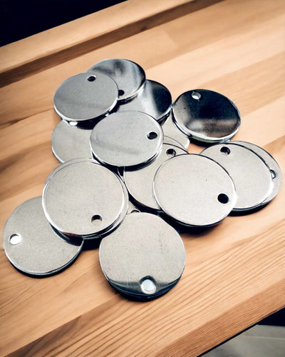 Kulatý přívěsek z nerezové oceli jako dárek s možností personalizace, gravírování