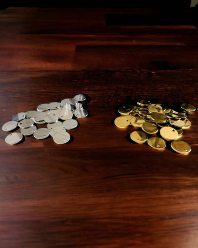 Kulatý přívěsek z nerezové oceli jako dárek s možností personalizace, gravírování