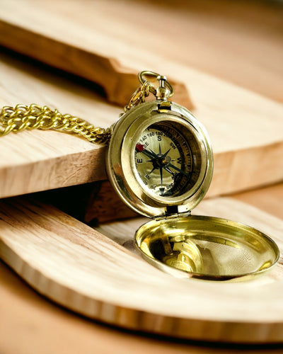 Złotego koloru Kompas Przygoda – Elegancki Nawigator Odkryć