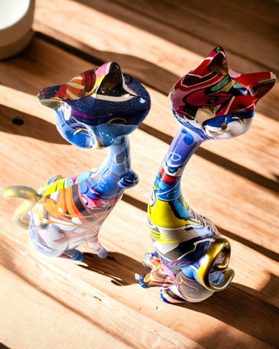 Abstraktní kočičí figurky "ArtCats", ručně malované, pryskyřice – 25 cm, 2 ks.