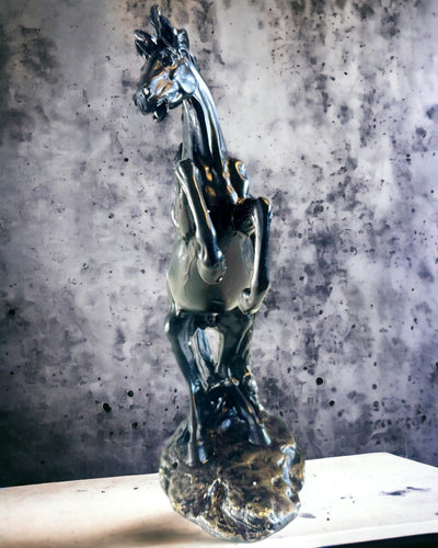 Černá Perla - Socha Koně Elegance v Pohybu - Možnost Gravírování