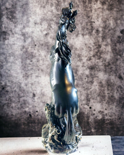 Černá Perla - Socha Koně Elegance v Pohybu - Možnost Gravírování