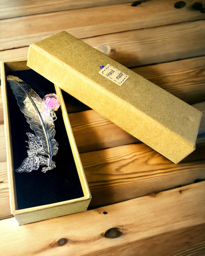 Kreativní záložka do knihy ve stylu retro s motivem pera a motýla – elegantní dárek pro maminku, učitele, propagační, barva stříbrná/růžová