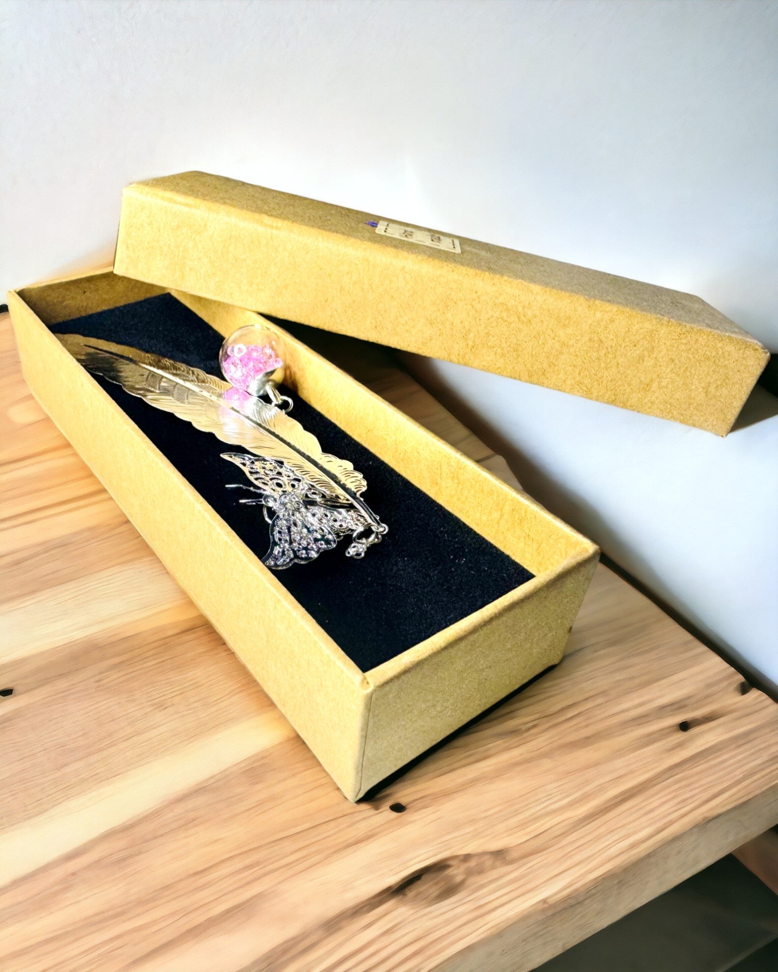 Kreativní záložka do knihy ve stylu retro s motivem pera a motýla – elegantní dárek pro maminku, učitele, propagační, barva stříbrná/růžová