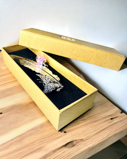 Kreativní záložka do knihy ve stylu retro s motivem pera a motýla – elegantní dárek pro maminku, učitele, propagační, barva stříbrná/růžová