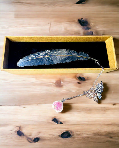 Kreativní záložka do knihy ve stylu retro s motivem pera a motýla – elegantní dárek pro maminku, učitele, propagační, barva stříbrná/růžová