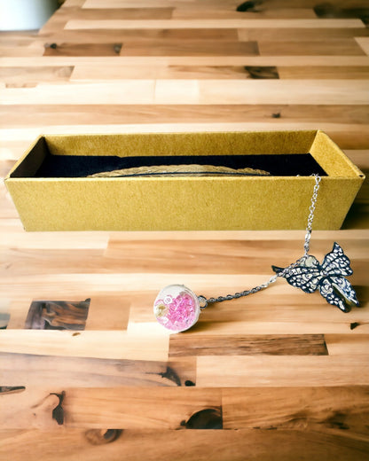 Kreativní záložka do knihy ve stylu retro s motivem pera a motýla – elegantní dárek pro maminku, učitele, propagační, barva stříbrná/růžová