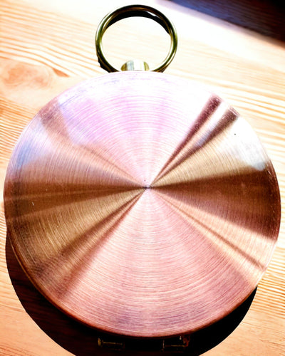 Kompas růžové zlato - navigační v retro stylu – přenosný a přesný nástroj pro určování směru pro cestovatele a objevitele. Gravírování, personalizace.