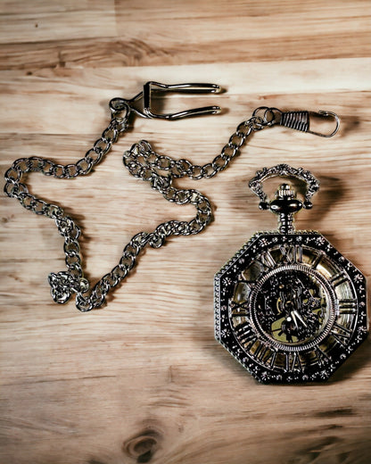 Klasické stříbrné osmihranné mechanické kapesní hodinky s prolamovaným ciferníkem ve stylu steampunk